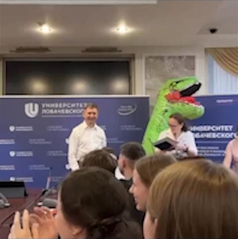 Нижегородский выпускник пришел на вручение диплома в костюме динозавра