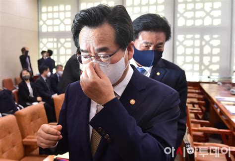 포토 2022 국감 굳은 표정으로 회의장 나서는 정황근 농림축산식품부 장관 네이트 뉴스