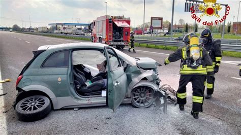 Abarth Si Schianta Contro Il Guard Rail E Si Incendia Feriti