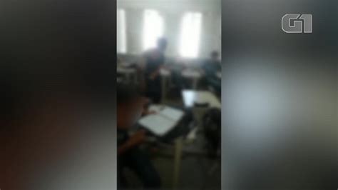 Aluna Esfaqueia Outra Dentro De Sala De Aula Em Escola Municipal De