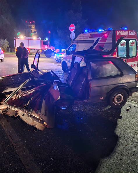 Foto Jedna Osoba Te E Povrije Ena U Udesu Kod Tivatskog Aerodroma