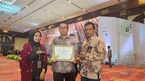 Pengumpul Zakat Terbaik Pos Indonesia Raih Penghargaan Baznas Award