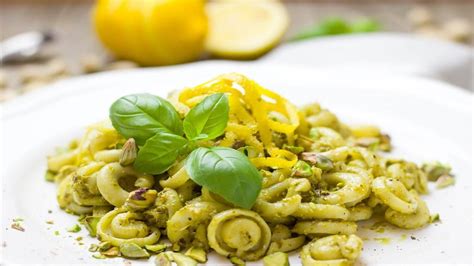 Pasta Con Pesto Di Pistacchi E Basilico Un Piatto Dal Profumo Delicato