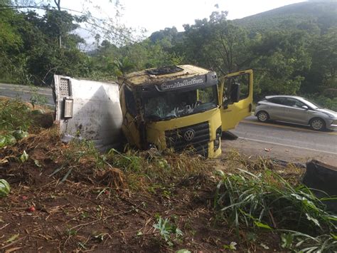 Portal Caparaó Caminhão carregado melancias tomba na BR 116