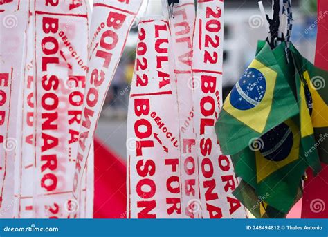 Afiches Y Camisetas Con Palabras De Fora Bolsonaro En La Protesta