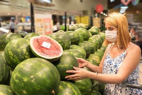 Premium Photo Woman Wearing Mask Shopping At Mall