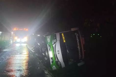 Bus Con 38 Turistas Se Volcó En La Vía Que De Medellín Conduce A La