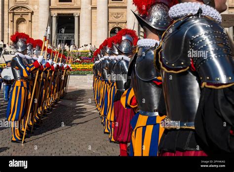 Garde D Honneur De La Garde Suisse Pontificale Saint Place Pierre L