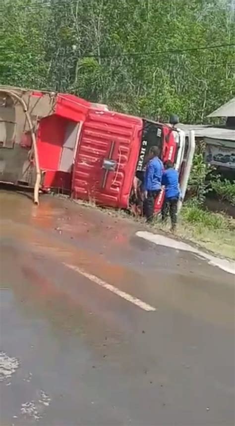 Mobil Damkar Terbalik Saat Menuju Lokasi Kebakaran Media Rakata