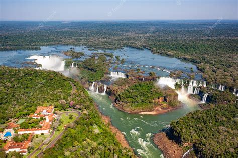 Vista del helicóptero de las cataratas del iguazú | Foto Premium