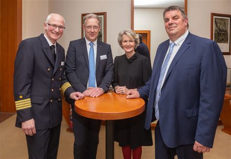 Erfolgreiches Traditionelles Schifffahrtsessen Des Nautischen Vereins