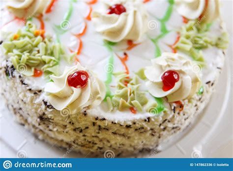 Torta De Cumplea Os Dulce Tradicional Con Las Velas Coloridas Foto De