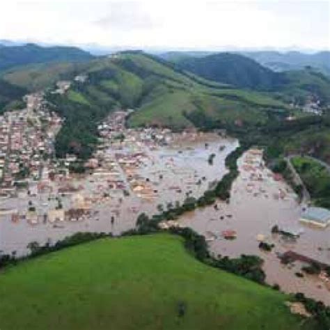 Vista A Rea Da Cidade De S O Luiz Do Paraitinga Durante A Enchente De