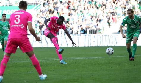 Ligue 2 Le Paris Fc Enfonce Saint Etienne