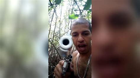 Vídeo Em vídeo homem armado faz ameaça a Bolsonaro Pernambuco G1