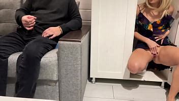 Madrastra espía a su hijastro viendo porno sacudiéndolo y follándolo XVIDEOS