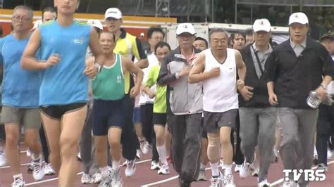 台塑總裁王文淵運動裝 帶領幹部跑操場│運動會│台塑集團│tvbs新聞網