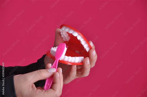 mulher ensinando como cuidar dos dentes escovação e cuidados a