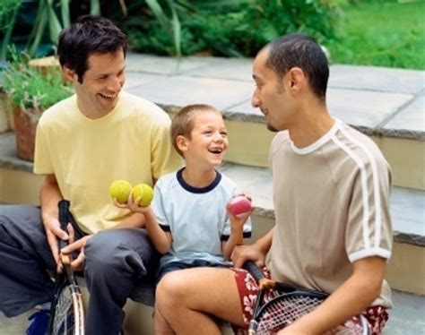 Le niegan a un padre gay adoptar a su propio hijo biológico por leyes obsoletas en Singapur