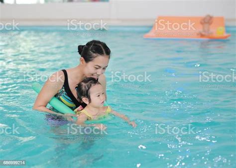 엄마와 아이 수영장에서 수영입니다 행복 한 젊은 여자는 그녀의 딸 수영을 가르치고 2명에 대한 스톡 사진 및 기타 이미지 2