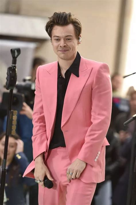 Harry Styles Rocks A Pink Suit As He Hits The Stage Solo In New York Mirror Online