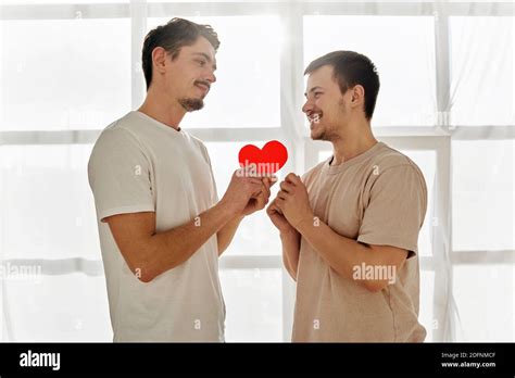 Un jeune homme adulte gay Banque de photographies et dimages à haute résolution Alamy