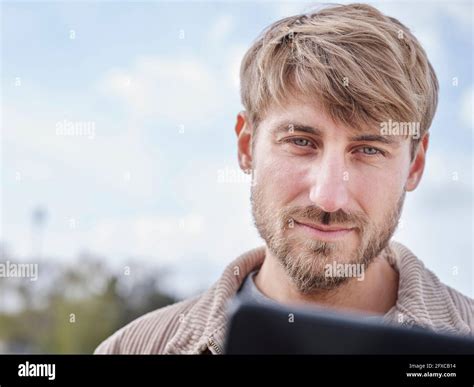 Homme Levant Les Yeux Au Ciel Banque De Photographies Et Dimages à Haute Résolution Alamy