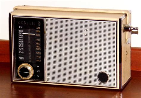 Vintage Zenith Royal 820 Portable Transistor Radio The Sy Flickr