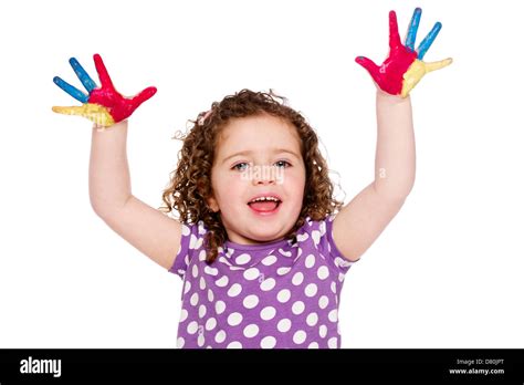 Jeune Fille Avec De La Peinture Sur Ses Mains Et Doigts Smiling Isol