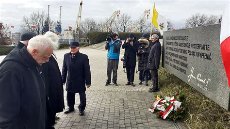 Upami Tnienie W Jana Paw A Ii Na Westerplatte Oraz Przed Pomnikiem