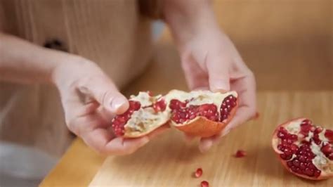 When You Eat Pomegranate Seeds This Is What Happens To Your Body Youtube