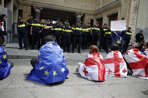 Parlamento da Geórgia rejeita veto do presidente à lei de agentes