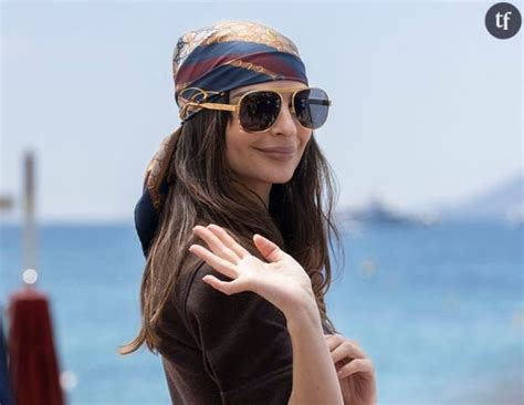 Toujours En Train De Se Sexualiser Emily Ratajkowski Pose En String Bikini Et S Attire Des
