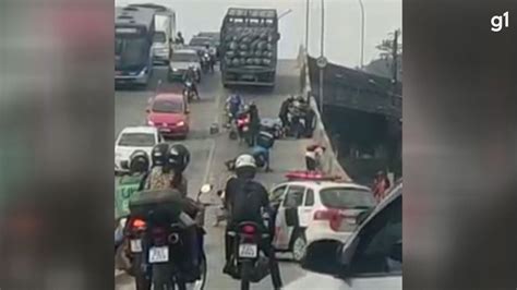 Botij Es De G S Caem De Caminh O E Atingem Motociclistas Em Viaduto No