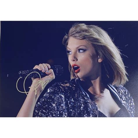 Autograph Signed Taylor Swift Photo