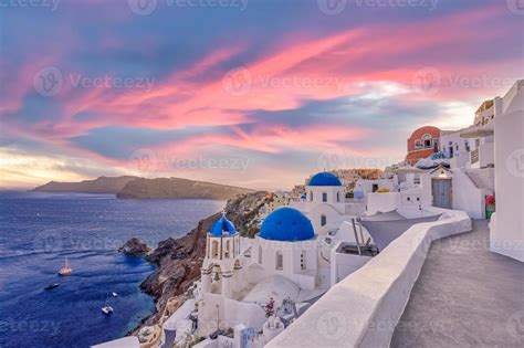 Sunset night view of traditional Greek village Oia on Santorini island ...