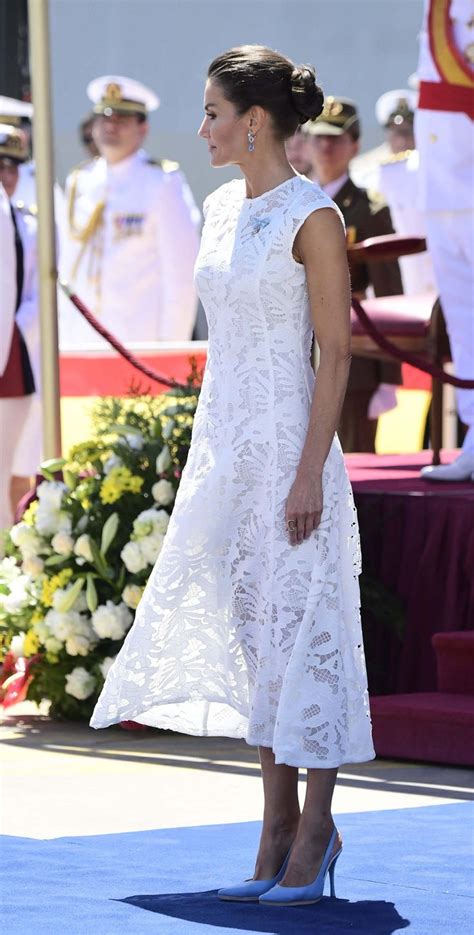 La Reina Letizia Perfecta Con Un Vestido Blanco Y Algo Arriesgado En