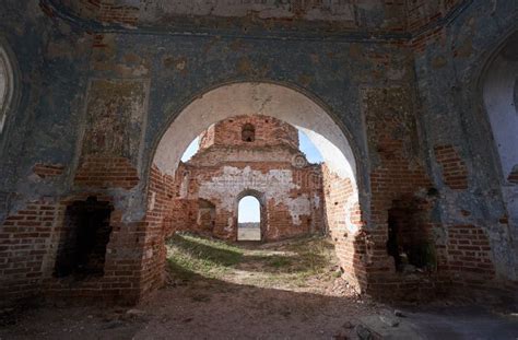 Dentro De Uma Velha Igreja Abandonada Muros De Tijolos E Um Arco Imagem