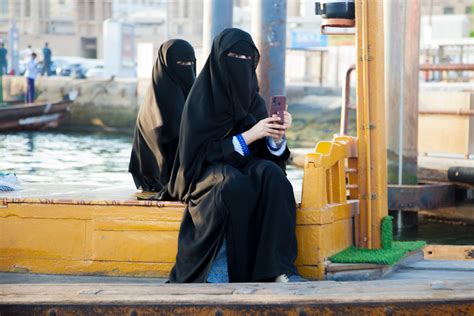 L Arabie Saoudite Interdit Le Port D Abayas Dans Les Salles D Examen