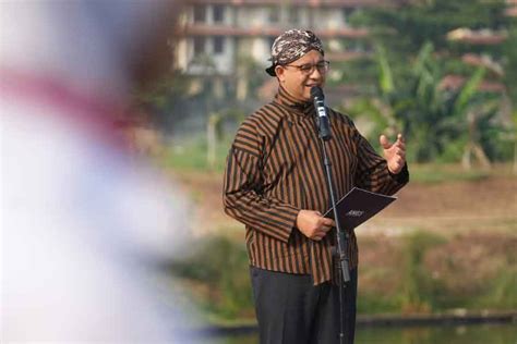 Rayakan HUT Kemerdekaan Anies Ikut Tarik Tambang Dan Gebuk Bantal