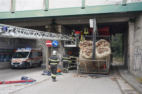 Trasportatore Di Legname Si Incastra Nel Sottopasso In Via Bernini Buri