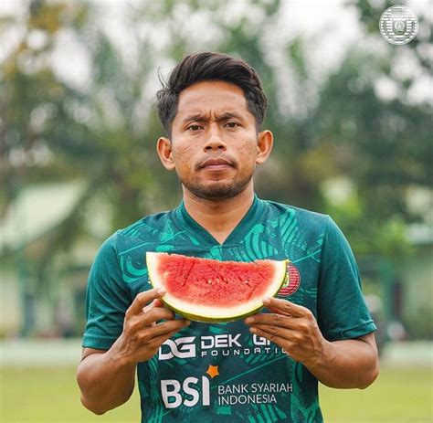 Andik Dkk Skuad Persiraja Foto Pegang Semangka Usai PSSI Denda Suporter