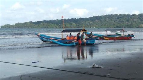 Berwisata Di Pantai Teluk Penyu Cilacap Wisatawan Bisa Menyeberang Ke