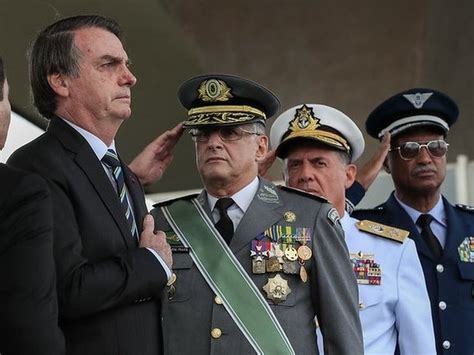 Coelho Fatos E Not Cias V Deo Bolsonaro Acompanha Desfile De Tanques