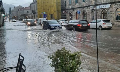 Kiša potopila ulice Snažno nevrijeme pogodilo Trebinje ekipe na