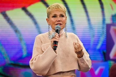 Xuxa revela que ganhou as Paquitas após pisar de propósito no pé de uma