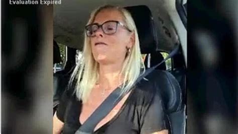 milf show her boobs during driving Vídeos Porno