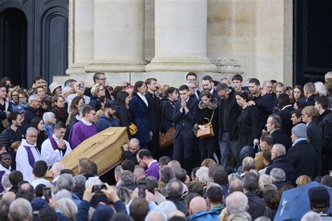 Photo Le cercueil suivi des parents et les frères et soeurs de