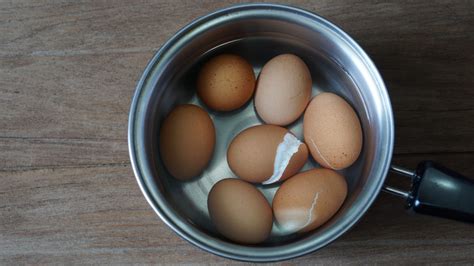 Can You Eat Hard Boiled Eggs That Cracked While Cooking