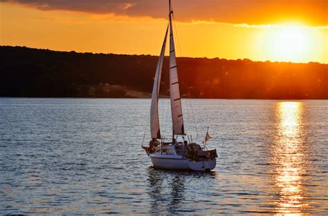 Small Sailboat Types: A Guide to Choosing the Perfect Vessel